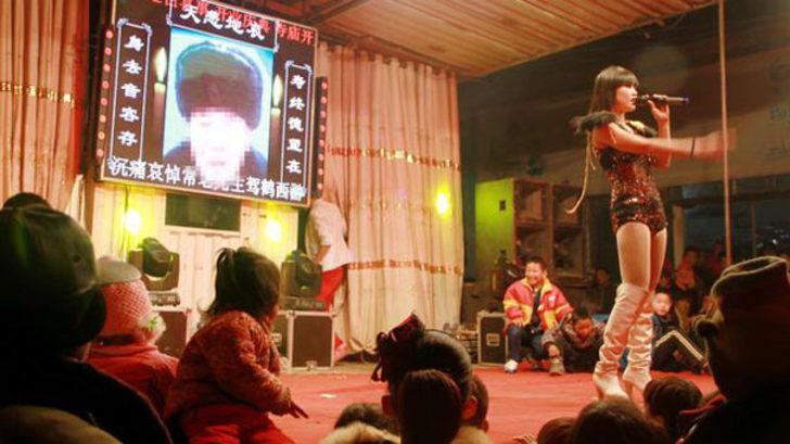 Cenazede striptiz şova yasak geldi G2