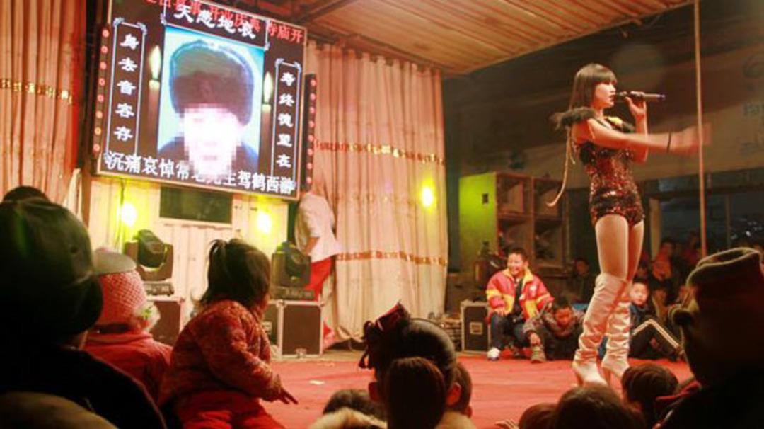 Cenazede striptiz şova yasak geldi