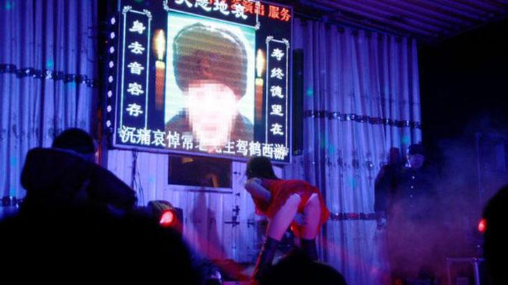 Cenazede striptiz şova yasak geldi G4