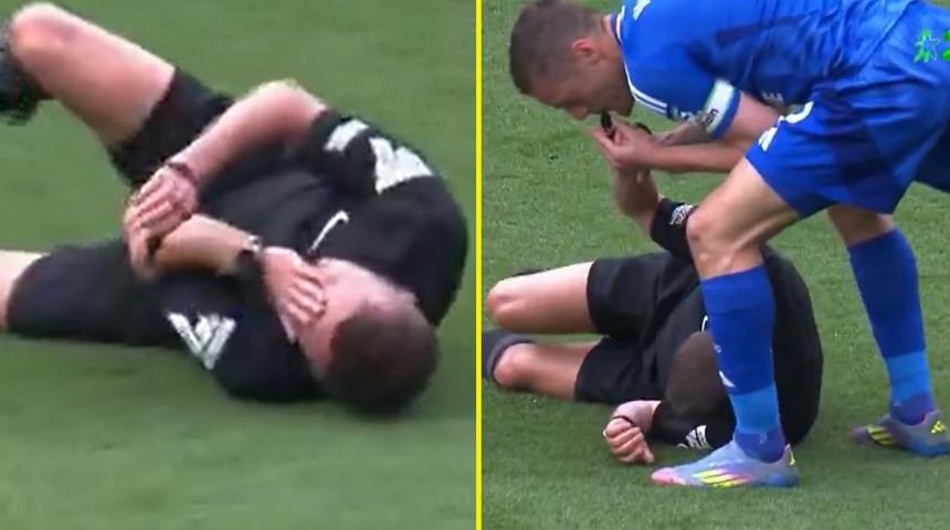 Premier Lig'de çok ilginç an! Maçın hakemi yerde kaldı, Jamie Vardy düdük çalıp oyunu durdurdu