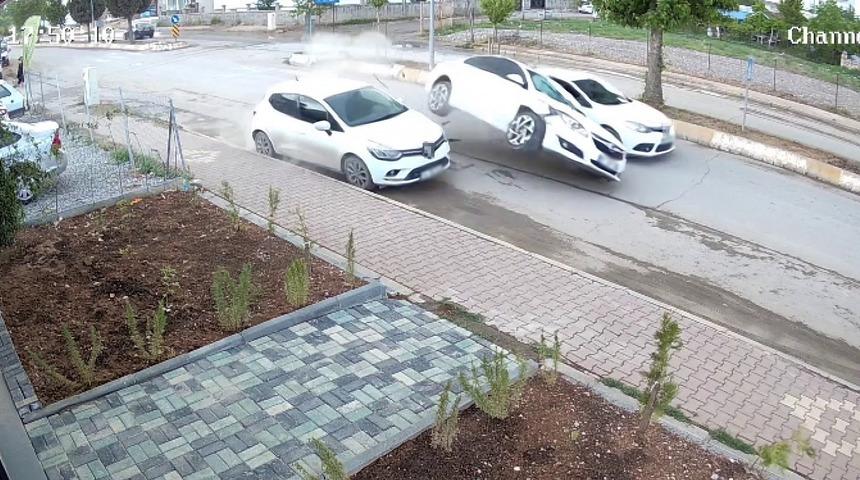 Otomobil park halindeki araca çarptı: 1 yaralı
