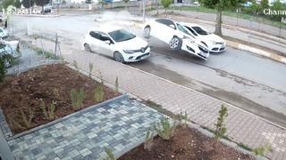 Otomobil park halindeki araca çarptı: 1 yaralı