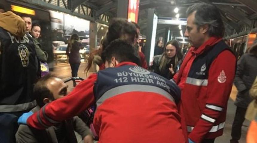 Metrob&uuml;s durağında korkun&ccedil; olay! &Ccedil;ocukların yanında bayıldılar