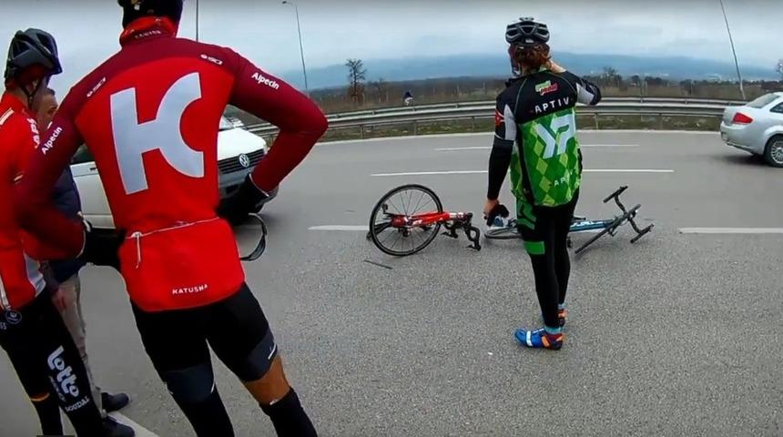 Bisiklet&ccedil;ilerilere otomobil &ccedil;arptı: 1 yaralı