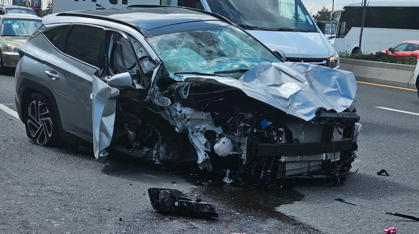 Ankara'da feci kaza! Kontrolünü kaybeden otomobil otobüs durağına daldı: "Büyük patlama gibi bir gürültü oldu"