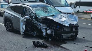 Ankara'da feci kaza! Kontrolünü kaybeden otomobil otobüs durağına daldı: Büyük patlama gibi bir gürültü oldu