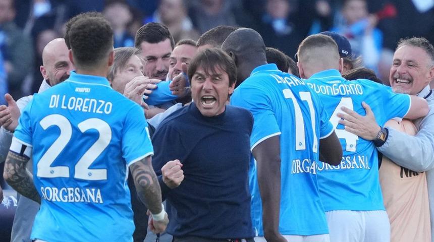 Serie A'da Napoli, Lecce'yi 1-0 yenerek liderliğini perçinledi