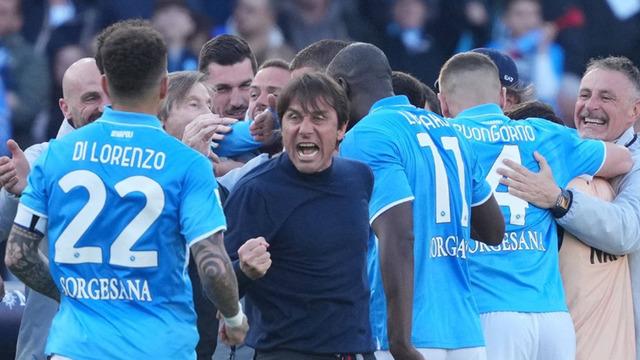 Serie A'da Napoli, Lecce'yi 1-0 yenerek liderliğini perçinledi