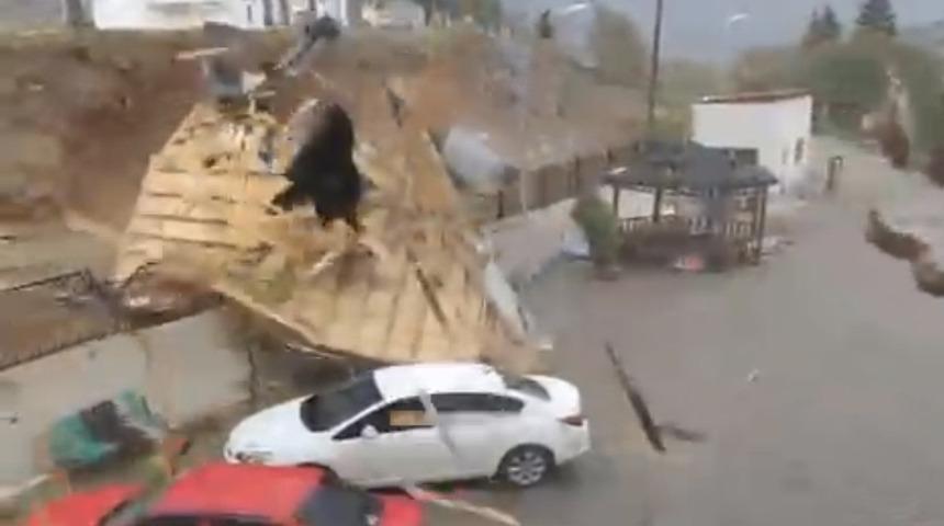 Elazığ’da fırtına ortalığı birbirine kattı! Uçan çatı araçların yanına düştü