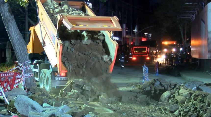 Sarıyer'de çöken yolun dolgu ve onarım çalışmaları gece boyunca sürdü