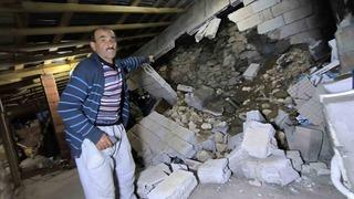 Küçük çaplı heyelan evi neredeyse başlarına yıkıyordu! Kaya parçaları çatı katını yıktı