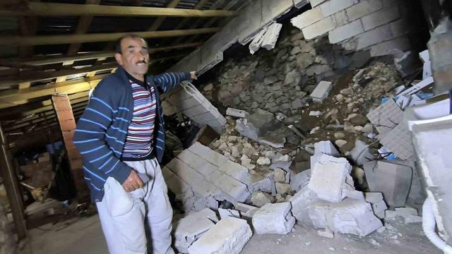 Küçük çaplı heyelan evi neredeyse başlarına yıkıyordu! Kaya parçaları çatı katını yıktı