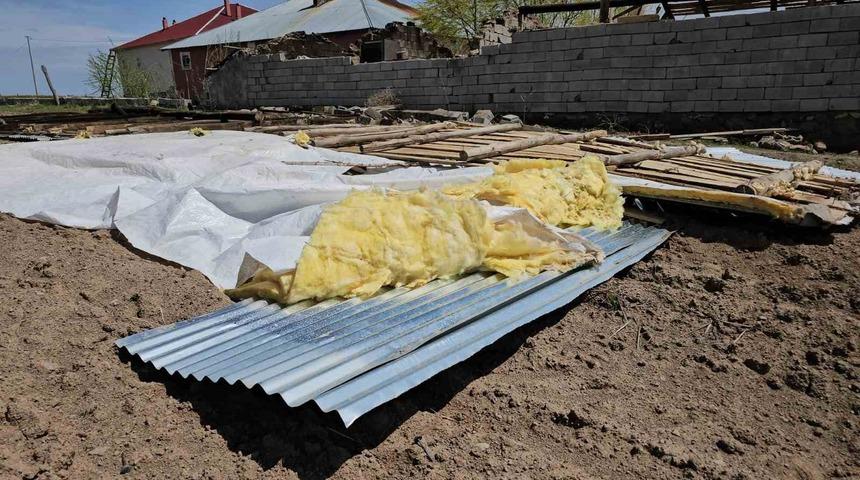 Önce yağmur ardından fırtına... Yaşamı kabusa çevirdi: Adilcevaz’da fırtına çatıları uçurdu