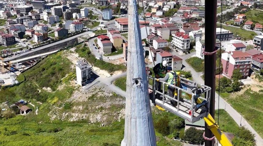 Depremde hasar g&ouml;rm&uuml;şt&uuml;! Arnavutk&ouml;y Sıddık Camii&rsquo;nin minaresi s&ouml;k&uuml;ld&uuml;