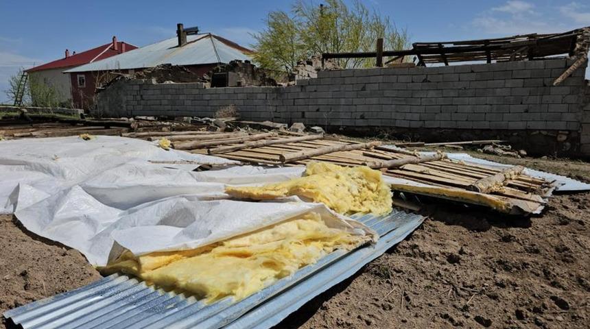 Bitlis'te fırtına çatıları uçurdu