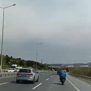 Motosiklet sürücüsünden trafikte tepki çeken hareketler