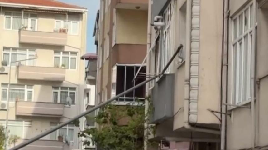 Küçükçekmece'de işçinin yaslandığı aydınlatma direği devrilerek eve girdi