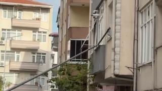 Küçükçekmece'de işçinin yaslandığı aydınlatma direği devrilerek eve girdi