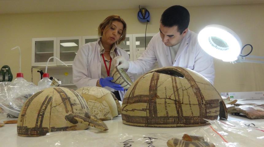 Asrın depreminde hasar gören cam ve seramik eserler laboratuvarlarda onarılıyor