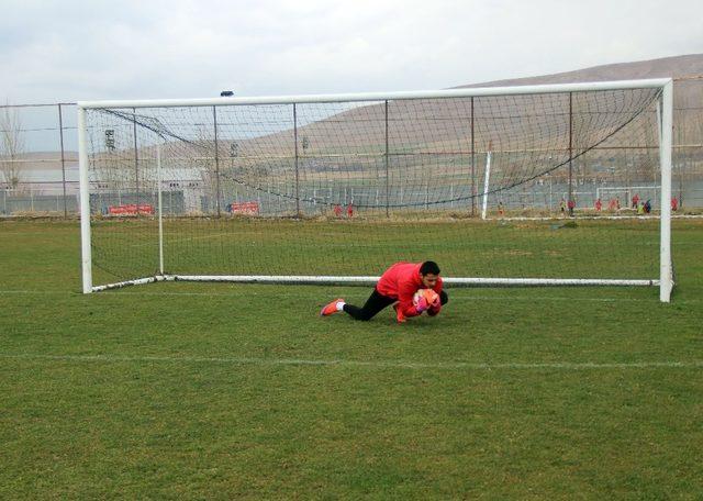 Forvetti kaleci oldu, şimdi bir çok takımın gözdesi