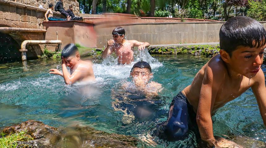 Diyarbakır’da çocukların tehlikeli eğlencesi başladı