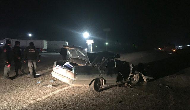 Otomobil TIR'a çarptı: 3 ölü, 2 yaralı