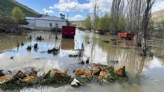 Bayburt'ta kuvvetli yağış: Dere taştı, köy sular altında kaldı!