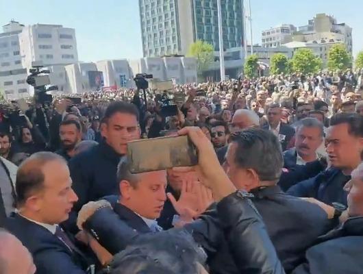 Son dakika | Özgür Özel'in suratına vurdu! Cinayetten sabıkalıymış! Sırrı Süreyya Önder'i anma töreni sonrası AKM çıkışı çirkin saldırı