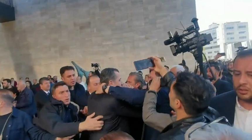 İstanbul Emniyet Müdürlüğü "Özgür Özel'in makam aracı kapalı otoparka alınmadı" iddiasını yalanladı