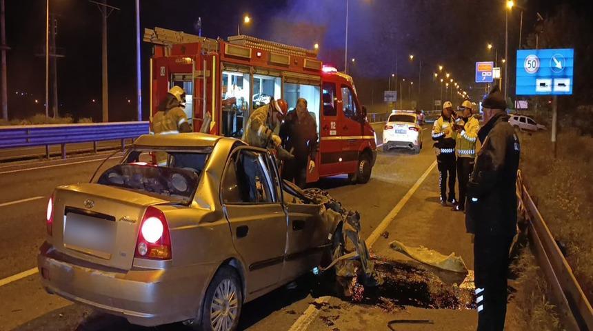 Kamyonun altına giren otomobilin sürücüsü kurtarılamadı