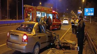 Kamyonun altına giren otomobilin sürücüsü kurtarılamadı