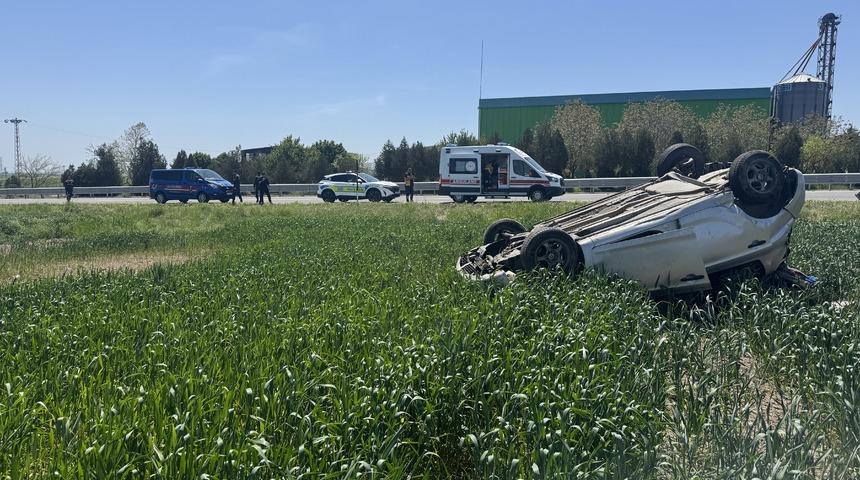 Edirne'de otomobil devrildi, sürücü ve eşi yaralandı