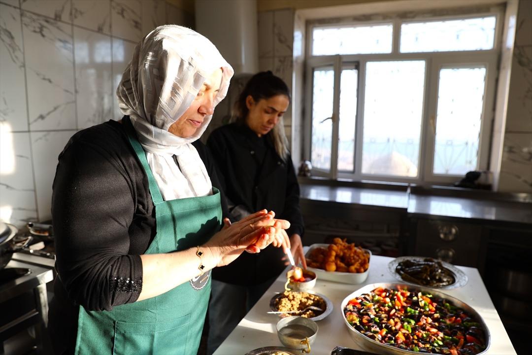 AA-20250504-37840627-37840615-MARDININ_DILEK_ABLASI_HALI_KURSLARI_VE_RESTORANLA_HEMCINSLERINE_ISTIHDAM_SAGLADI