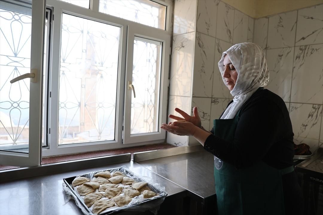 AA-20250504-37840627-37840616-MARDININ_DILEK_ABLASI_HALI_KURSLARI_VE_RESTORANLA_HEMCINSLERINE_ISTIHDAM_SAGLADI