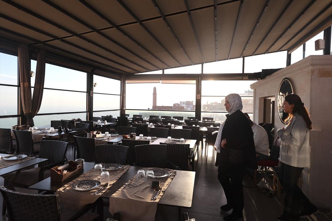 AA-20250504-37840627-37840619-MARDININ_DILEK_ABLASI_HALI_KURSLARI_VE_RESTORANLA_HEMCINSLERINE_ISTIHDAM_SAGLADI