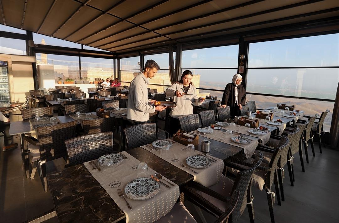AA-20250504-37840627-37840620-MARDININ_DILEK_ABLASI_HALI_KURSLARI_VE_RESTORANLA_HEMCINSLERINE_ISTIHDAM_SAGLADI
