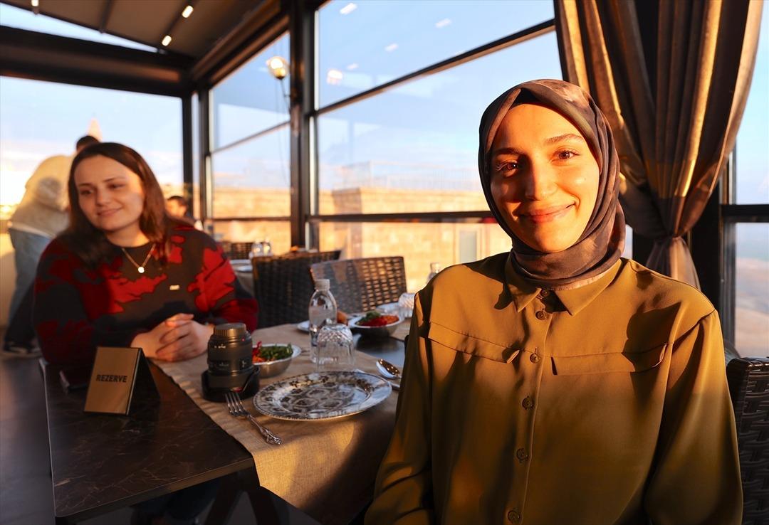 AA-20250504-37840627-37840622-MARDININ_DILEK_ABLASI_HALI_KURSLARI_VE_RESTORANLA_HEMCINSLERINE_ISTIHDAM_SAGLADI