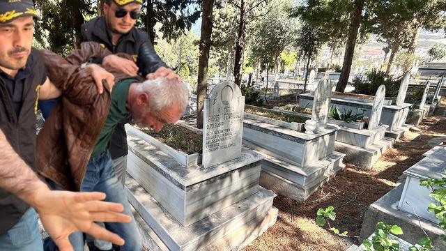 Suç makinesi saldırganın çocuklarını katlettiği ortaya çıkmıştı! Mezar taşındaki o yazı dikkat çekti