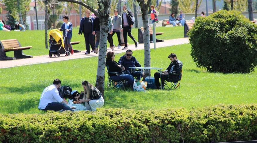 &Ccedil;orum'da havanın ısınması ile vatandaşlar Millet Bah&ccedil;esi'ne akın etti