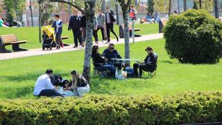 Çorum'da havanın ısınması ile vatandaşlar Millet Bahçesi'ne akın etti