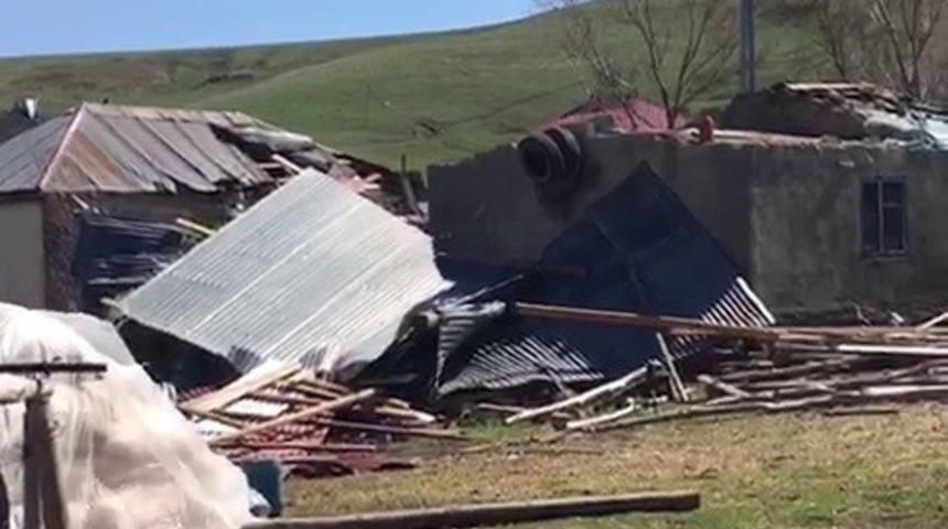 Erzurum hortum! Binaların çatıları uçtu, vatandaşlar panik yaşadı