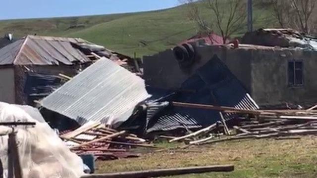 Erzurum hortum! Binaların çatıları uçtu, vatandaşlar panik yaşadı
