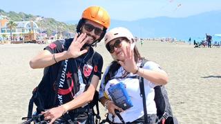 Hatay'da yamaç paraşütüyle atlayan öğrenciler gökyüzünde kitap okudu