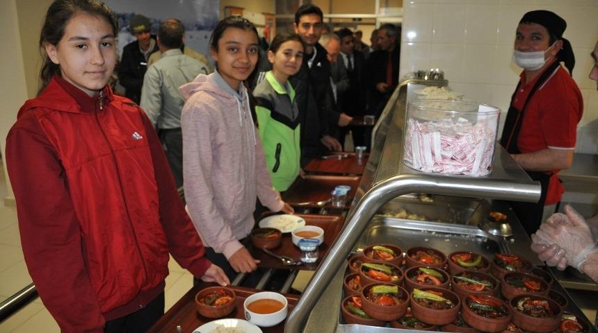 Milli Eğitim M&uuml;d&uuml;rl&uuml;ğ&uuml;&rsquo;nden başarılı sporculara &ouml;ğle yemeği