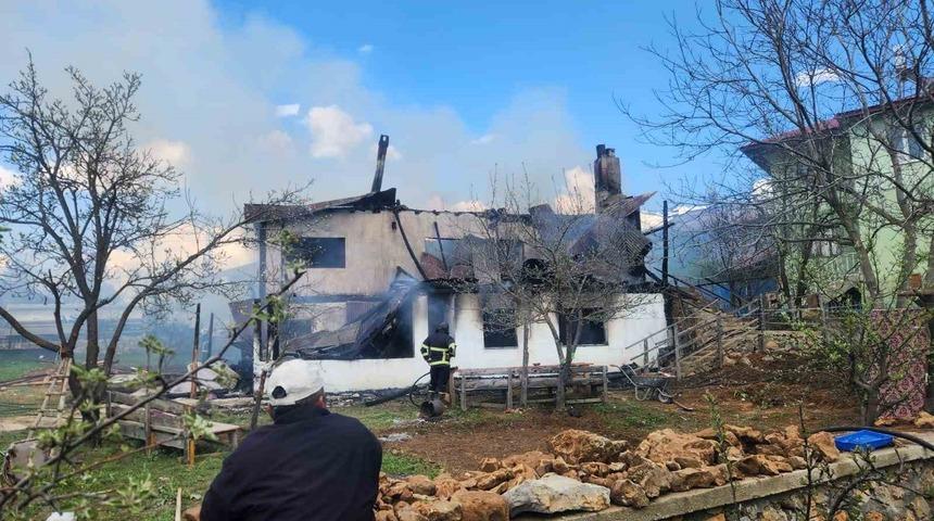 Saimbeyli’de yanan ev kullanılmaz hale geldi