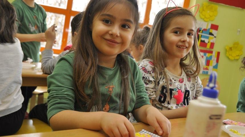 Minik &ouml;ğrenciler mozaik yapmayı &ouml;ğreniyor