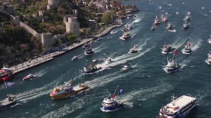 Sarıyerli taraftarlar, takımlarının şampiyonluğunu boğazda kutladı!