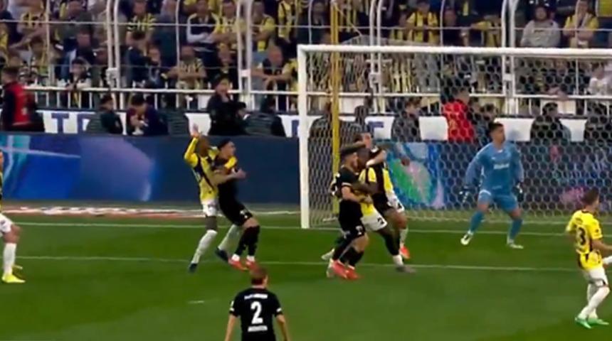 Fenerbahçe-Beşiktaş derbisinde inanılmaz anlar! Önce penaltıyı kaçırdı sonra golünü attı