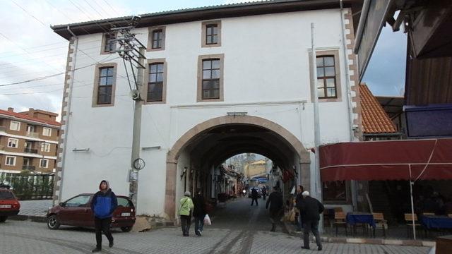 Altından yol geçen caminin mimarisi dikkat çekiyor