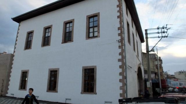Altından yol geçen caminin mimarisi dikkat çekiyor